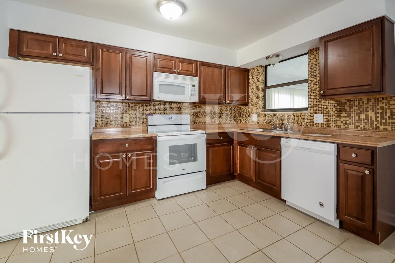 1865 Waybridge Ln - Photo 4 of 15