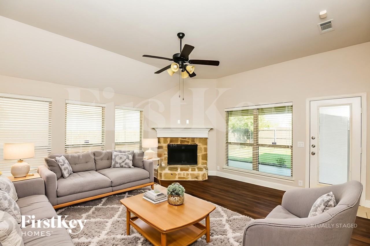 826 Graham Dr - Photo 3 of 18