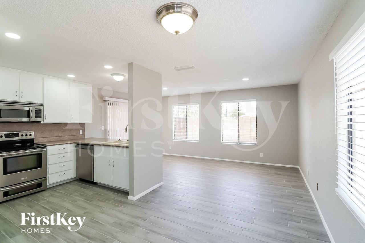 4939 W Golden Ln - Photo 2 of 15