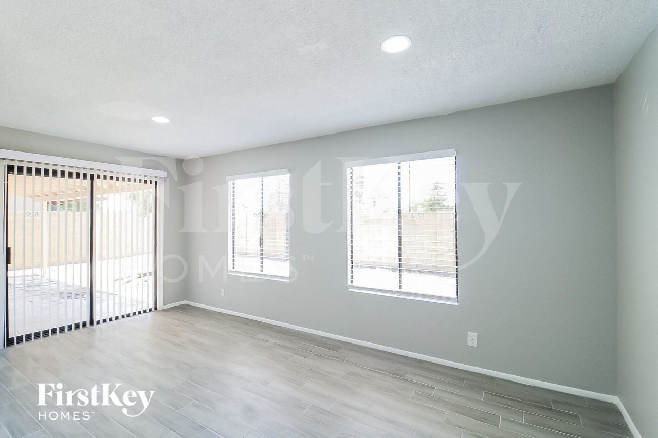 4939 W Golden Ln - Photo 3 of 15