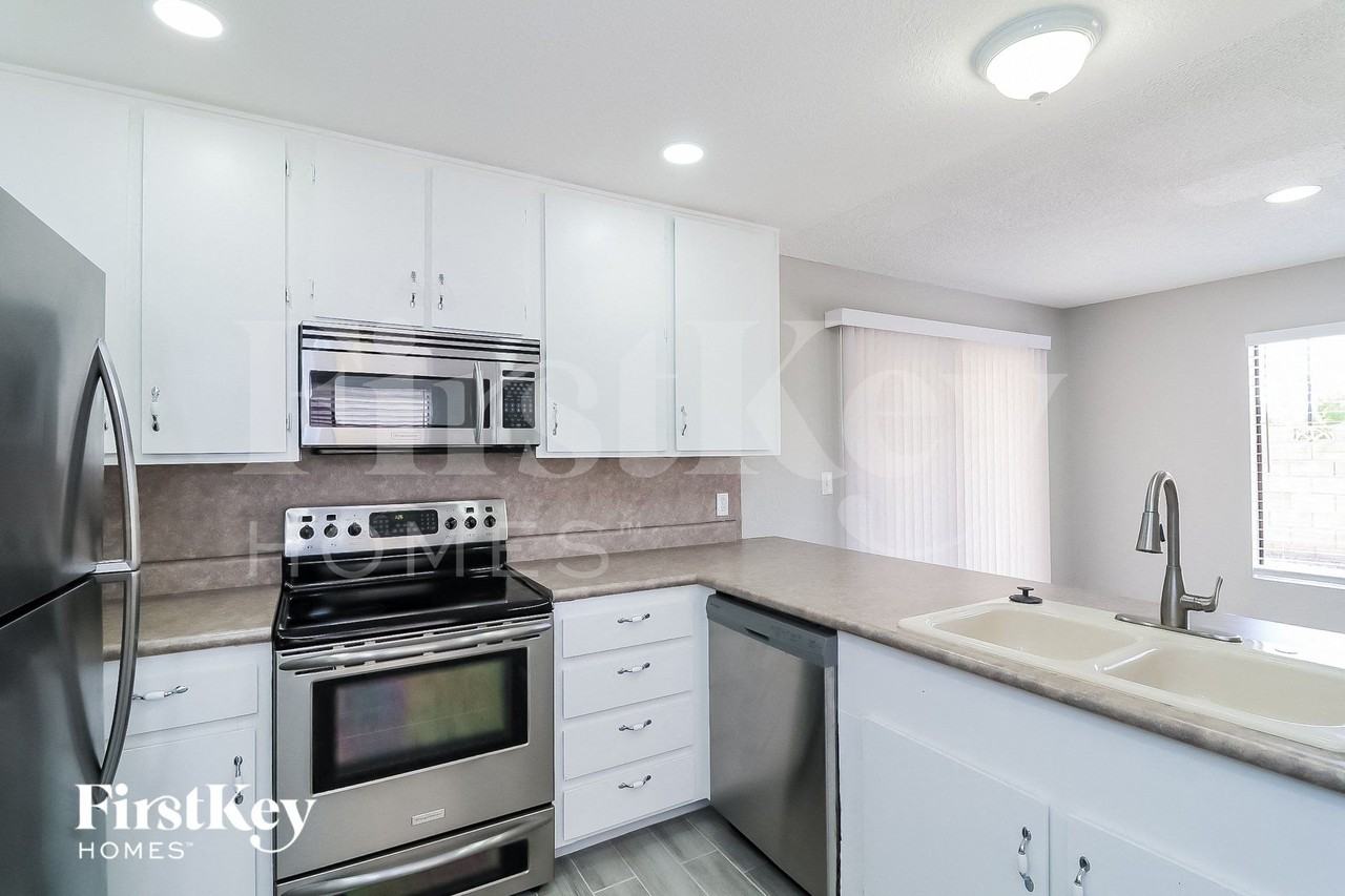 4939 W Golden Ln - Photo 6 of 15