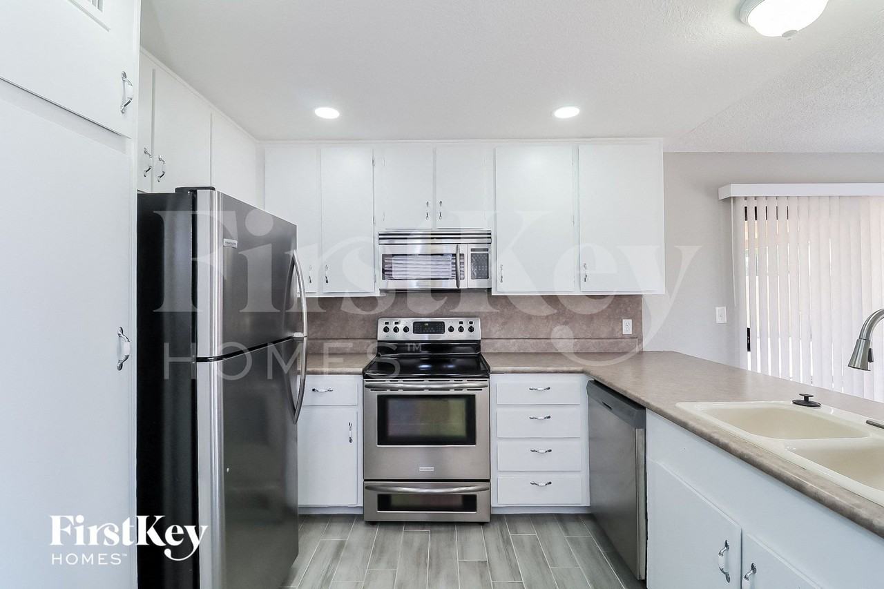 4939 W Golden Ln - Photo 7 of 15