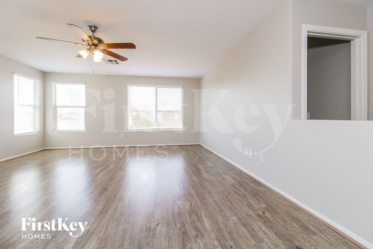 11919 W Scotts Dr - Photo 4 of 15