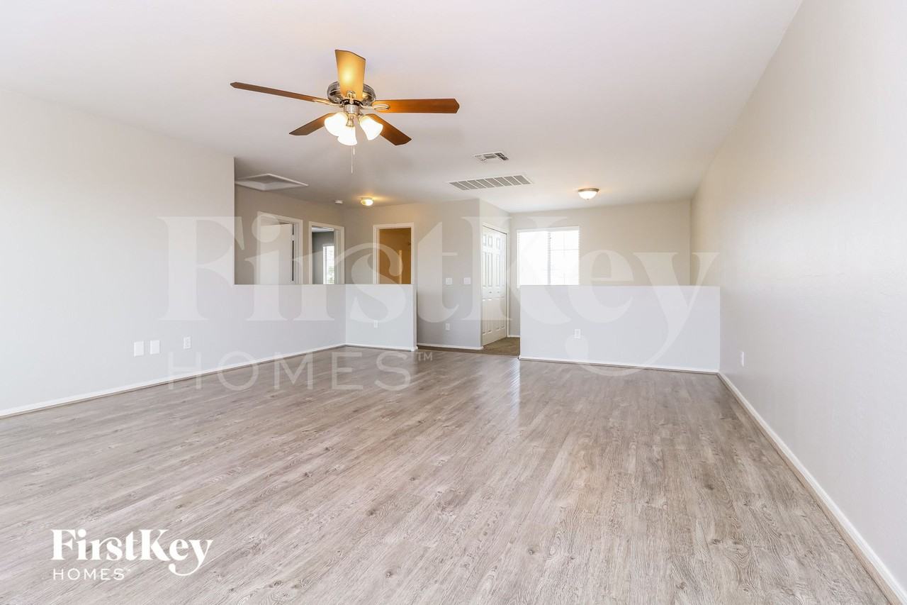 11919 W Scotts Dr - Photo 5 of 15