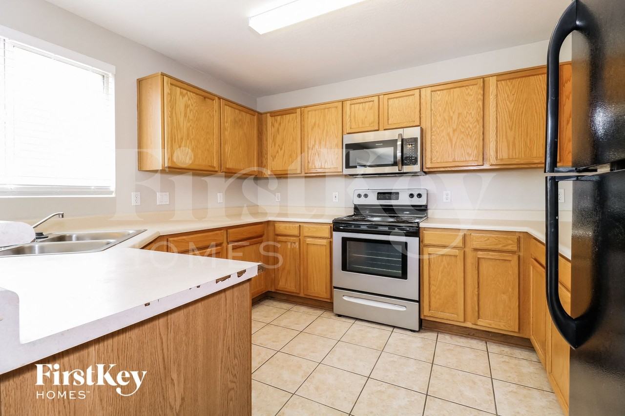 11919 W Scotts Dr - Photo 6 of 15