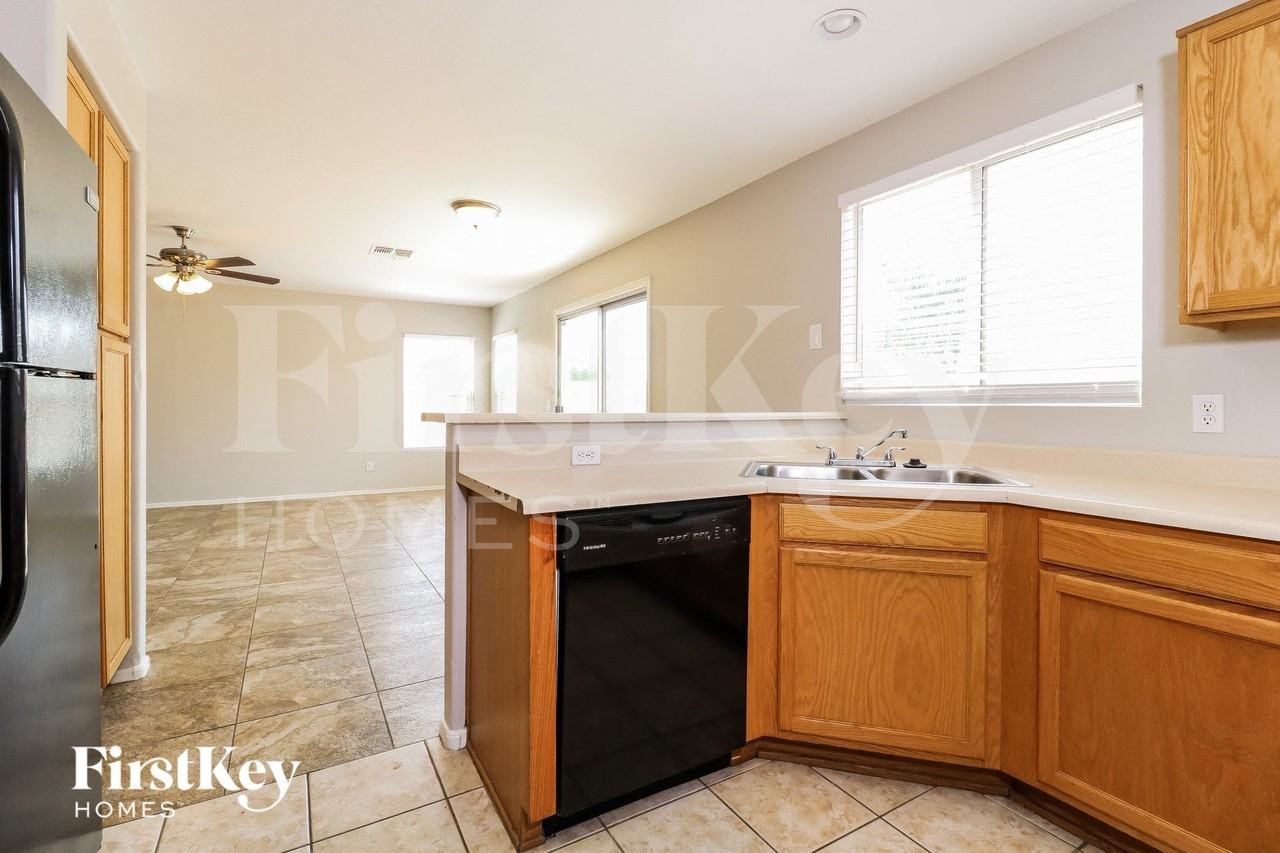 11919 W Scotts Dr - Photo 7 of 15