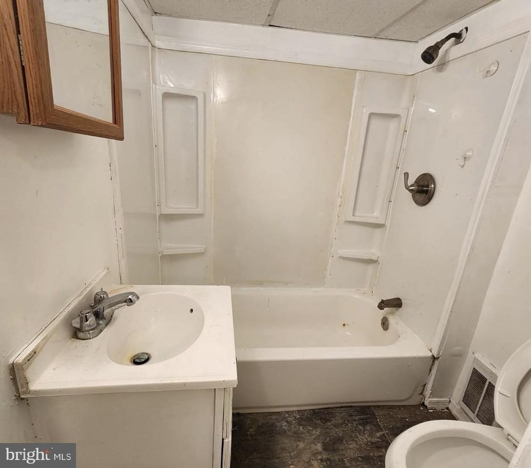 5633 Elliott St - Photo 2 of 5