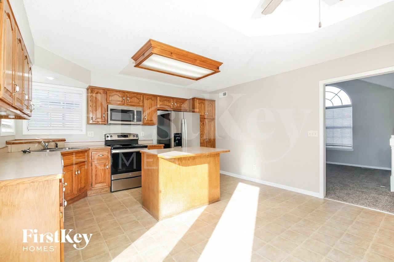 706 Derby St - Photo 6 of 15