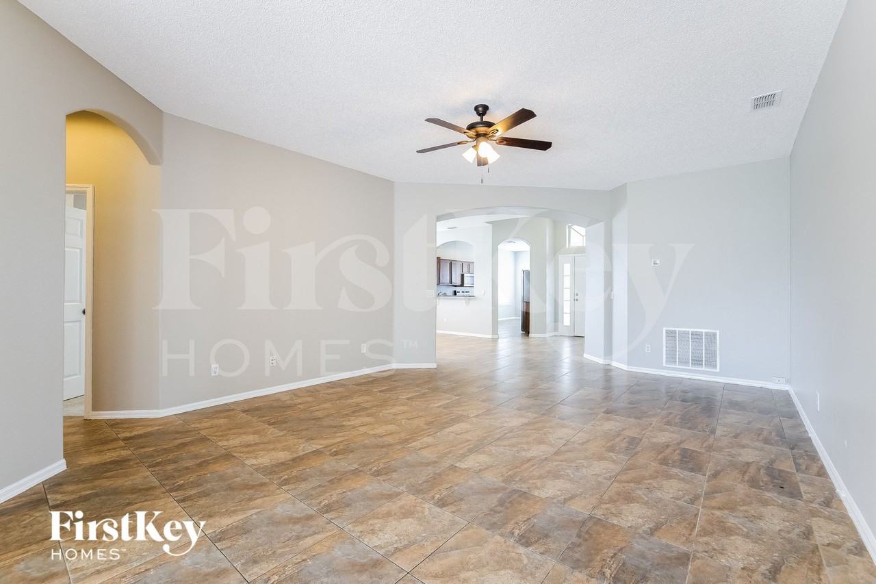 2604 Southpointe Ct - Photo 3 of 15