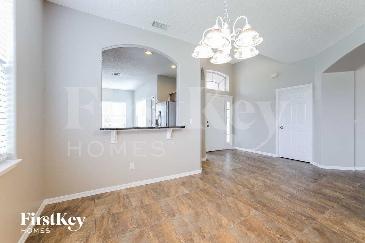 2604 Southpointe Ct - Photo 5 of 15