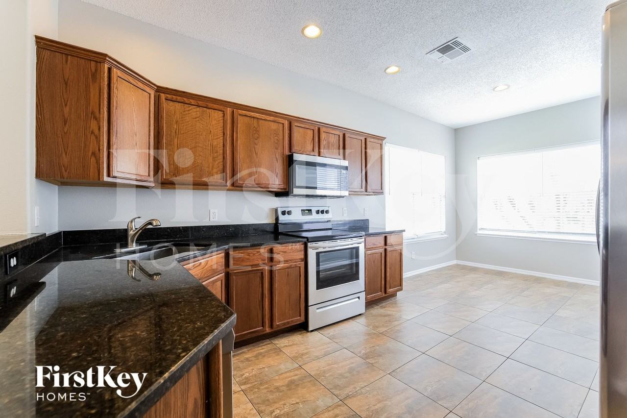 2604 Southpointe Ct - Photo 6 of 15