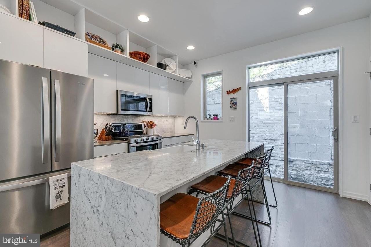 938 N Leithgow St - Photo 2 of 35