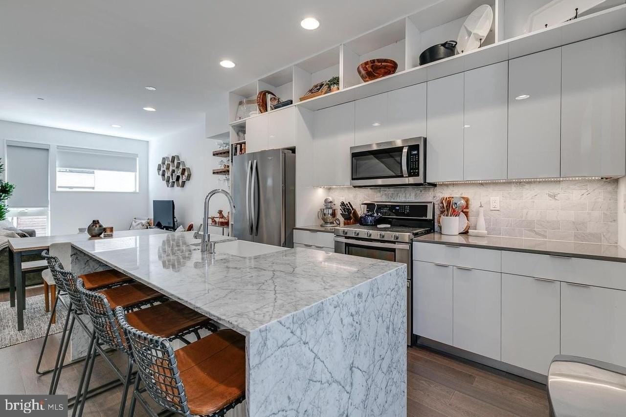 938 N Leithgow St - Photo 3 of 35