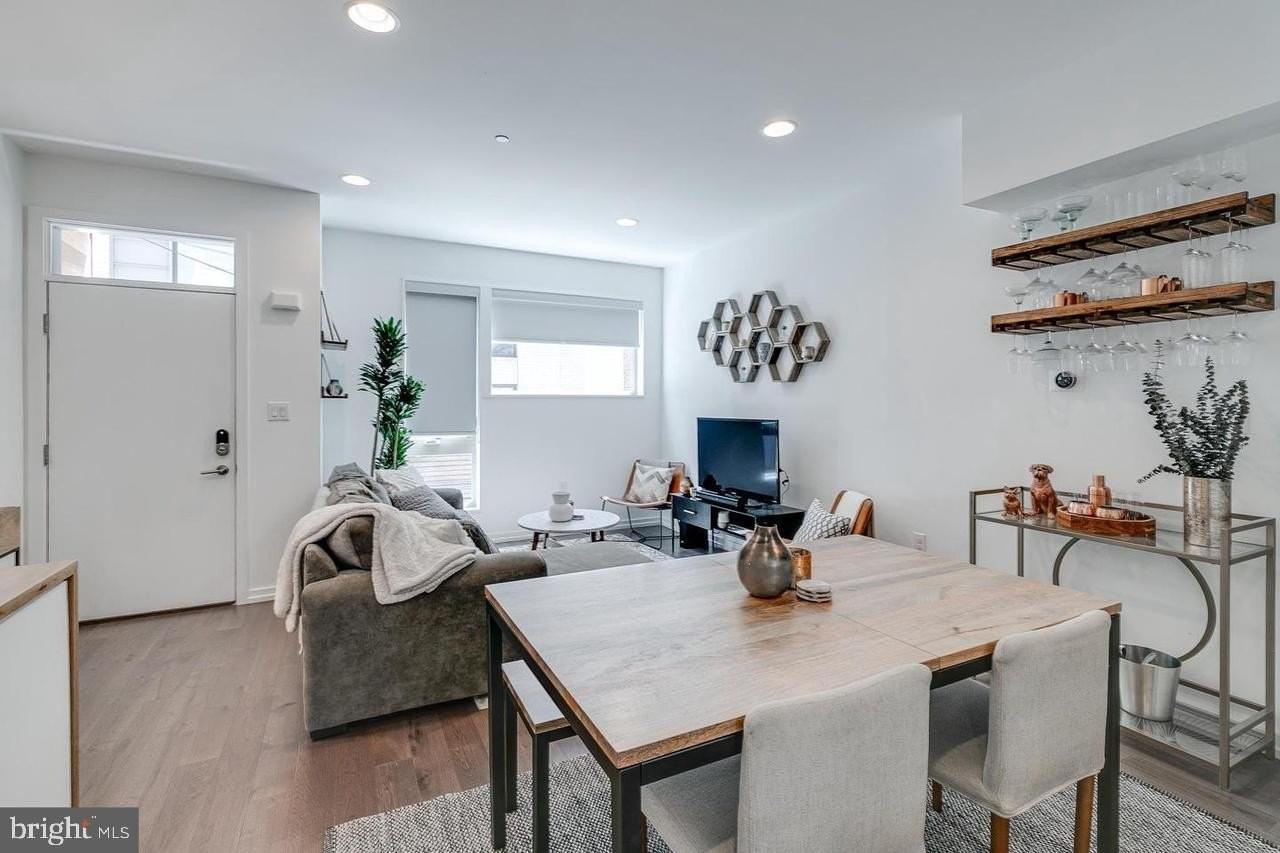 938 N Leithgow St - Photo 4 of 35