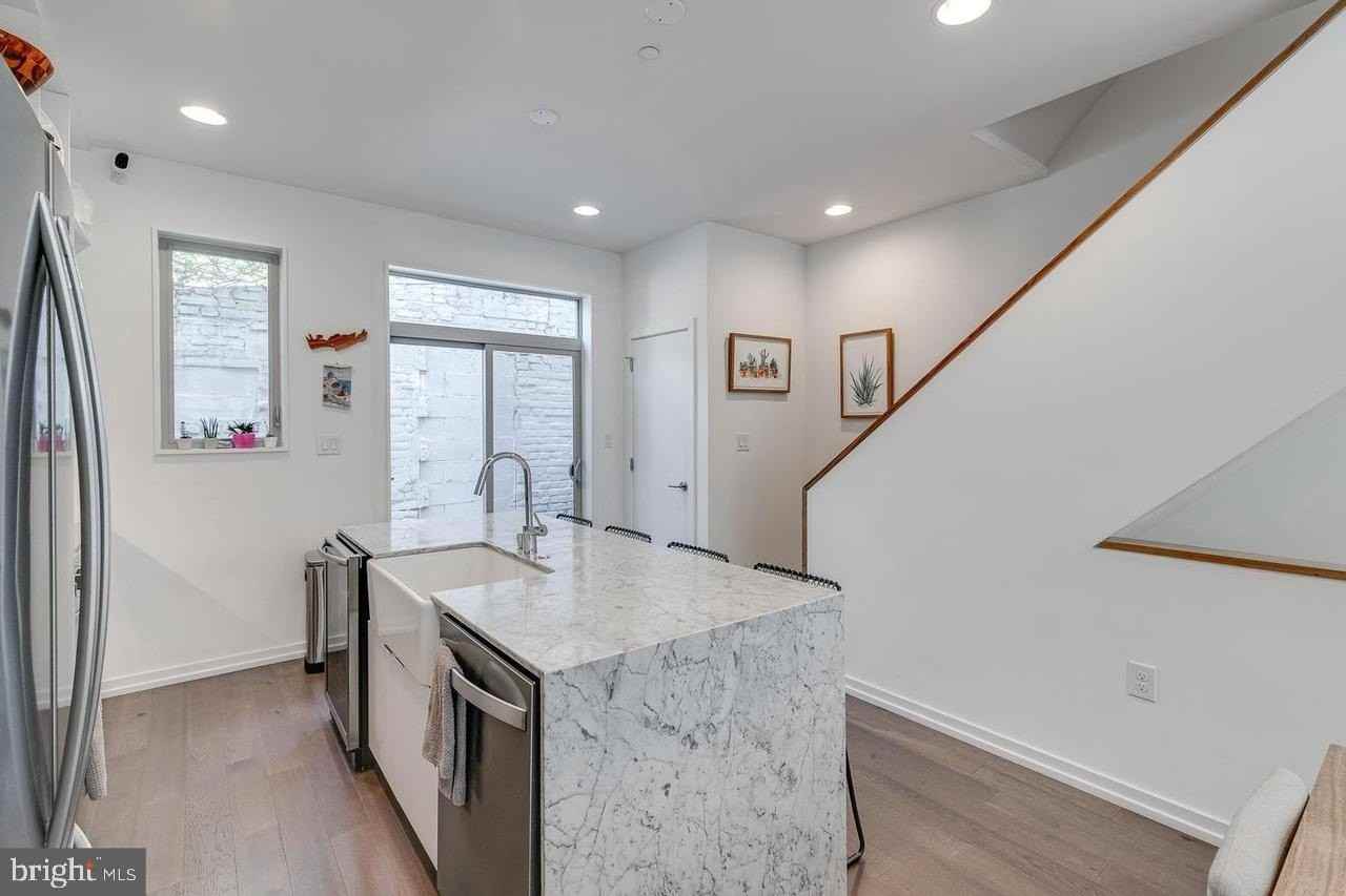 938 N Leithgow St - Photo 5 of 35