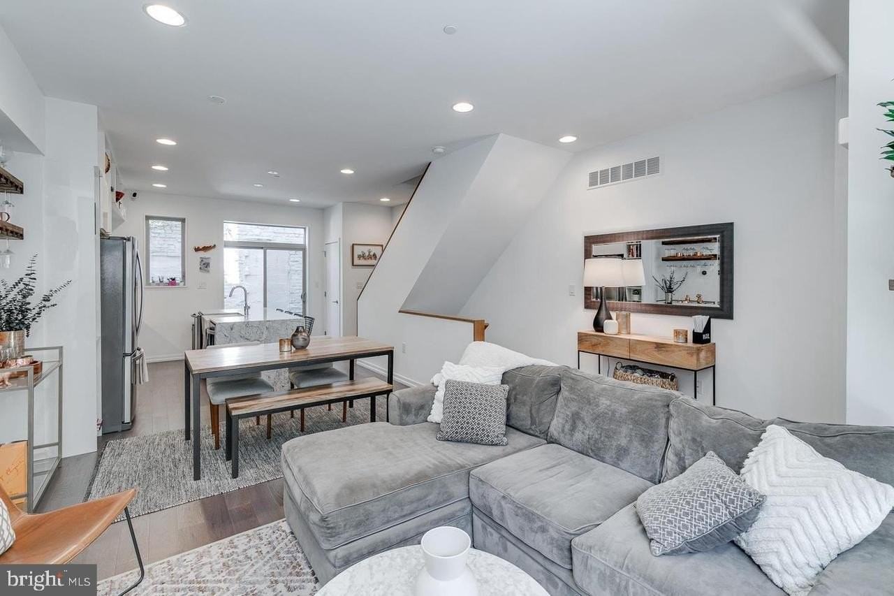 938 N Leithgow St - Photo 6 of 35