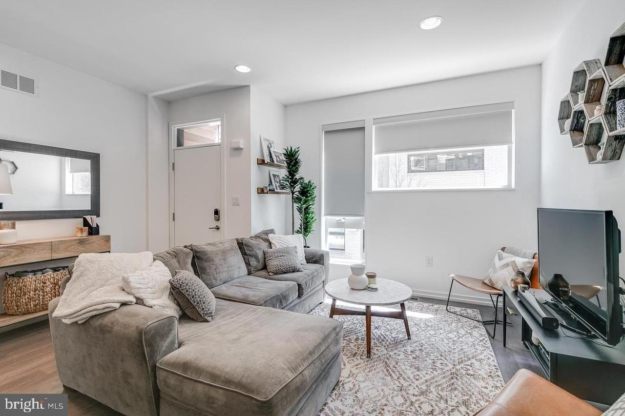 938 N Leithgow St - Photo 7 of 35