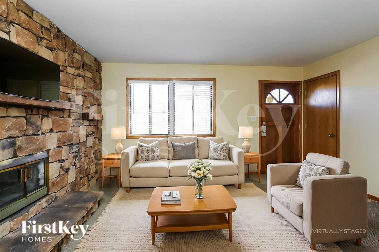 915 Camelot Dr - Photo 5 of 19