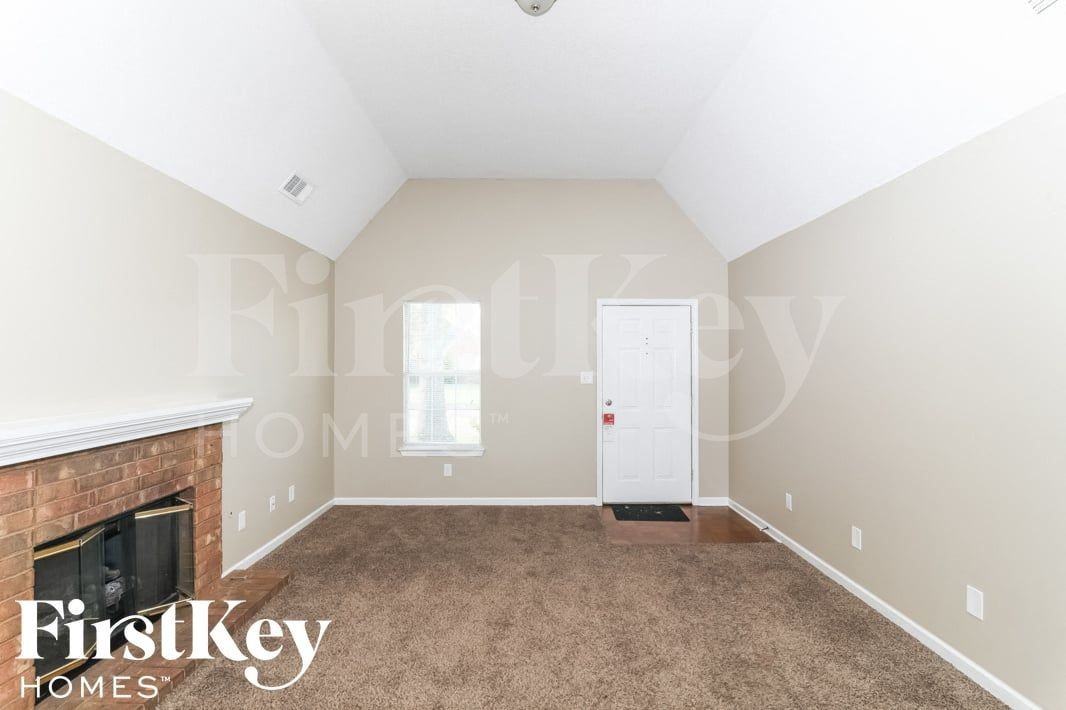 8491 Highland Glen Cir N - Photo 4 of 15