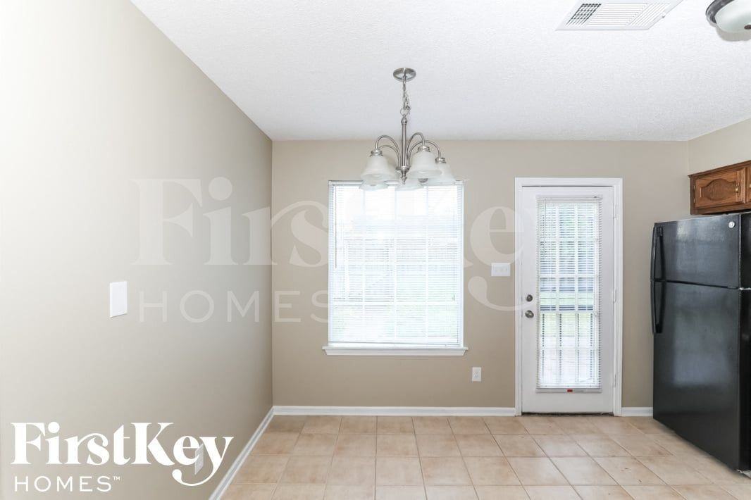 8491 Highland Glen Cir N - Photo 5 of 15