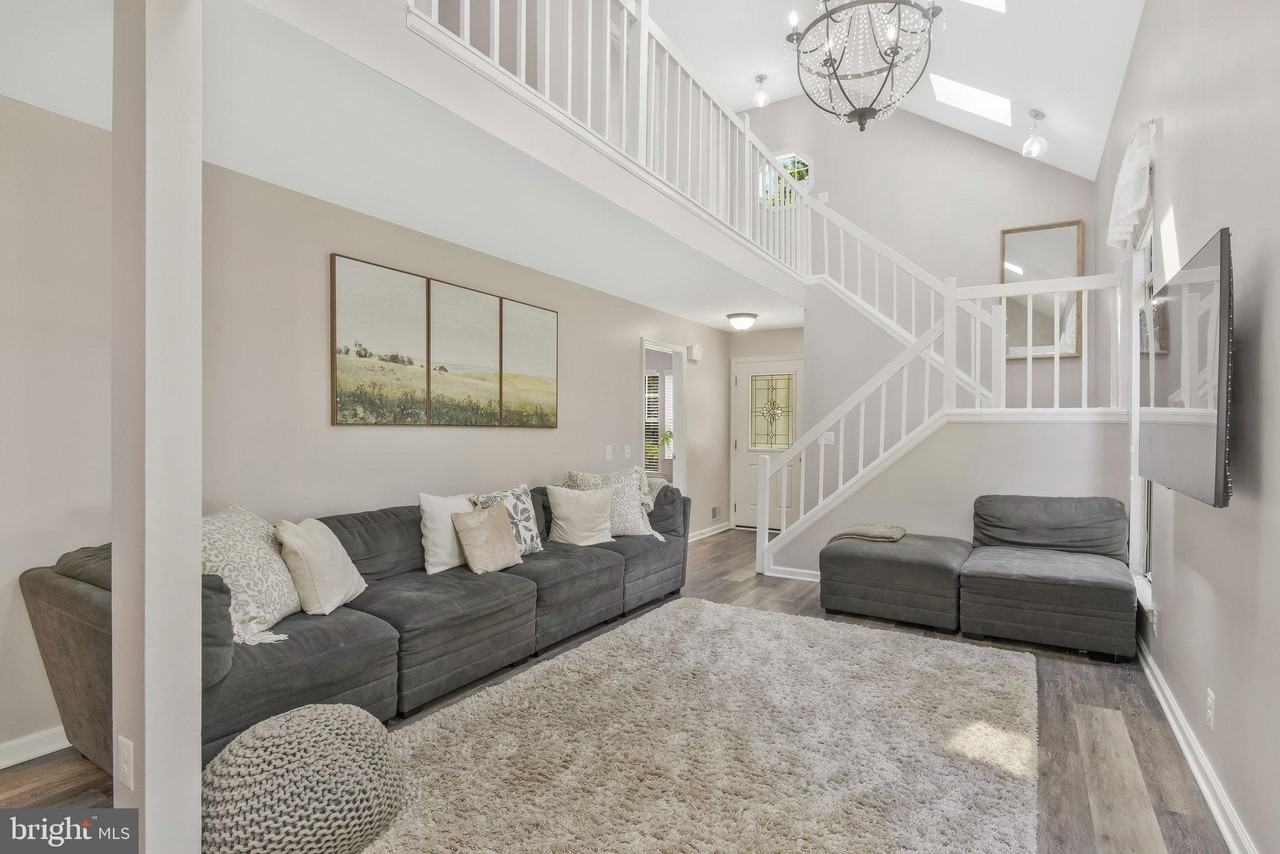 1 Bentmoor Ct - Photo 3 of 34