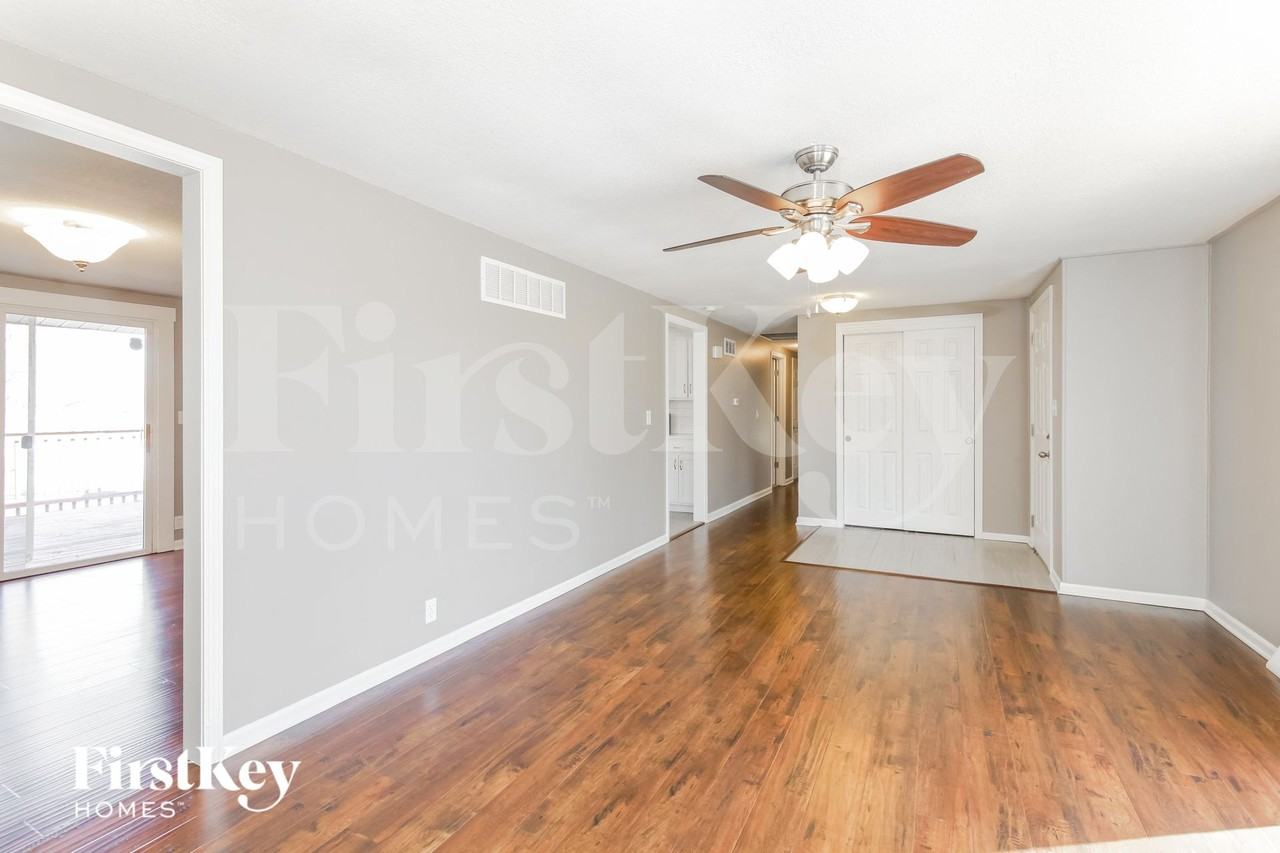 703 Hamblen Rd - Photo 4 of 15