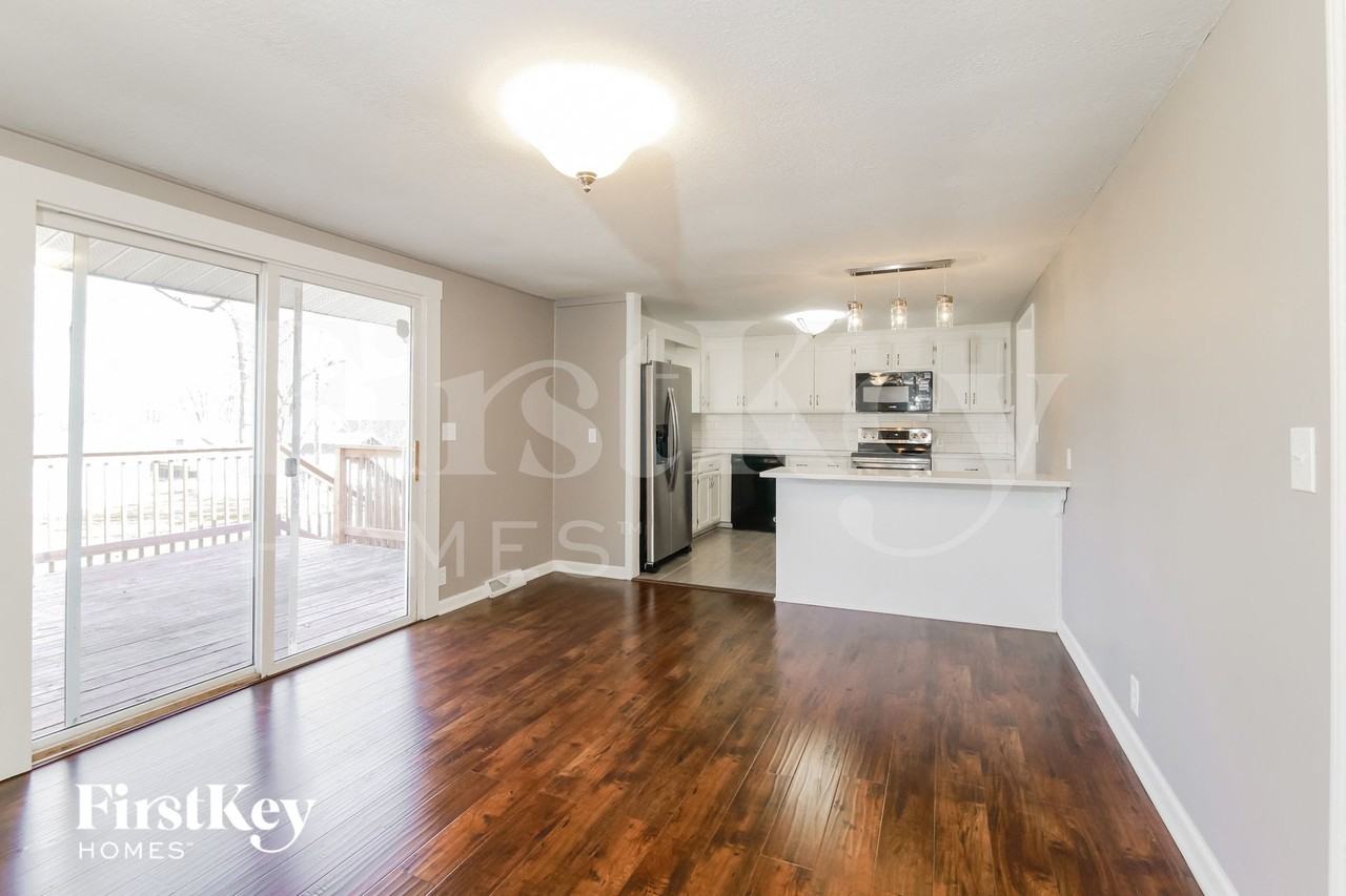 703 Hamblen Rd - Photo 5 of 15