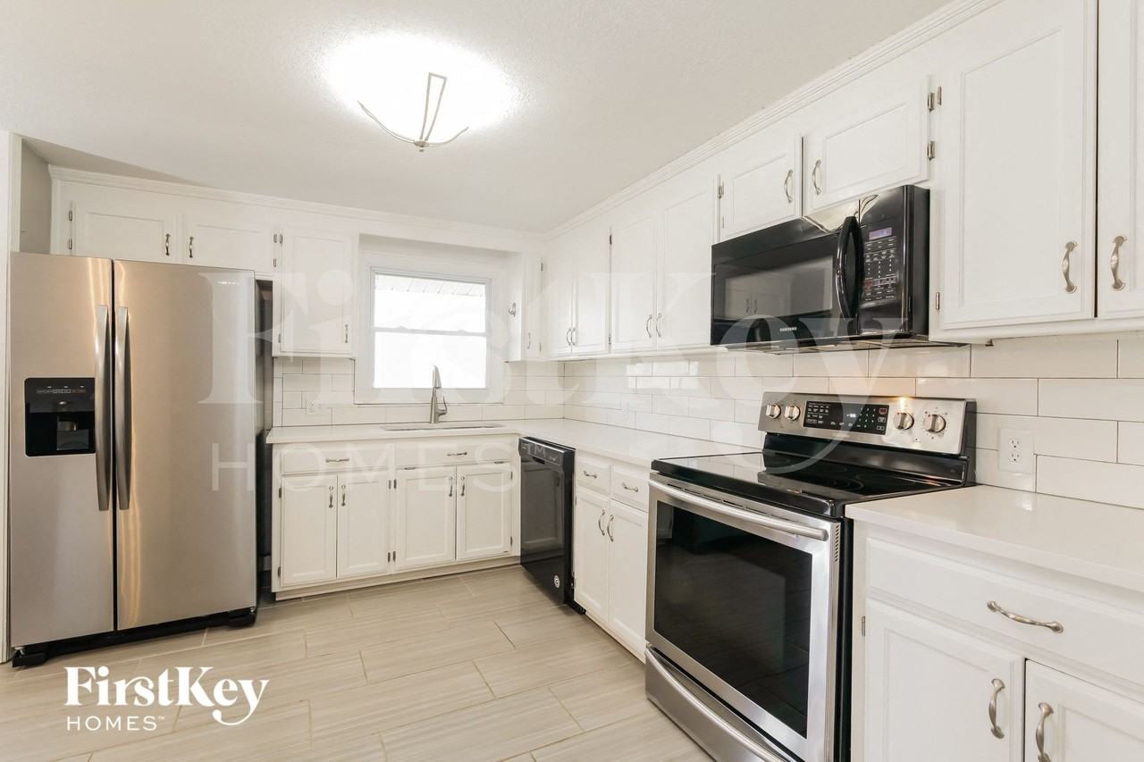 703 Hamblen Rd - Photo 6 of 15