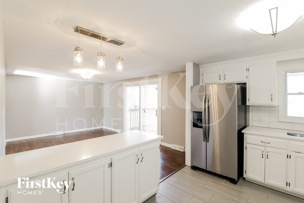 703 Hamblen Rd - Photo 7 of 15