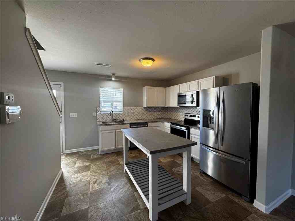 3921 Village Park Ct - Photo 4 of 10