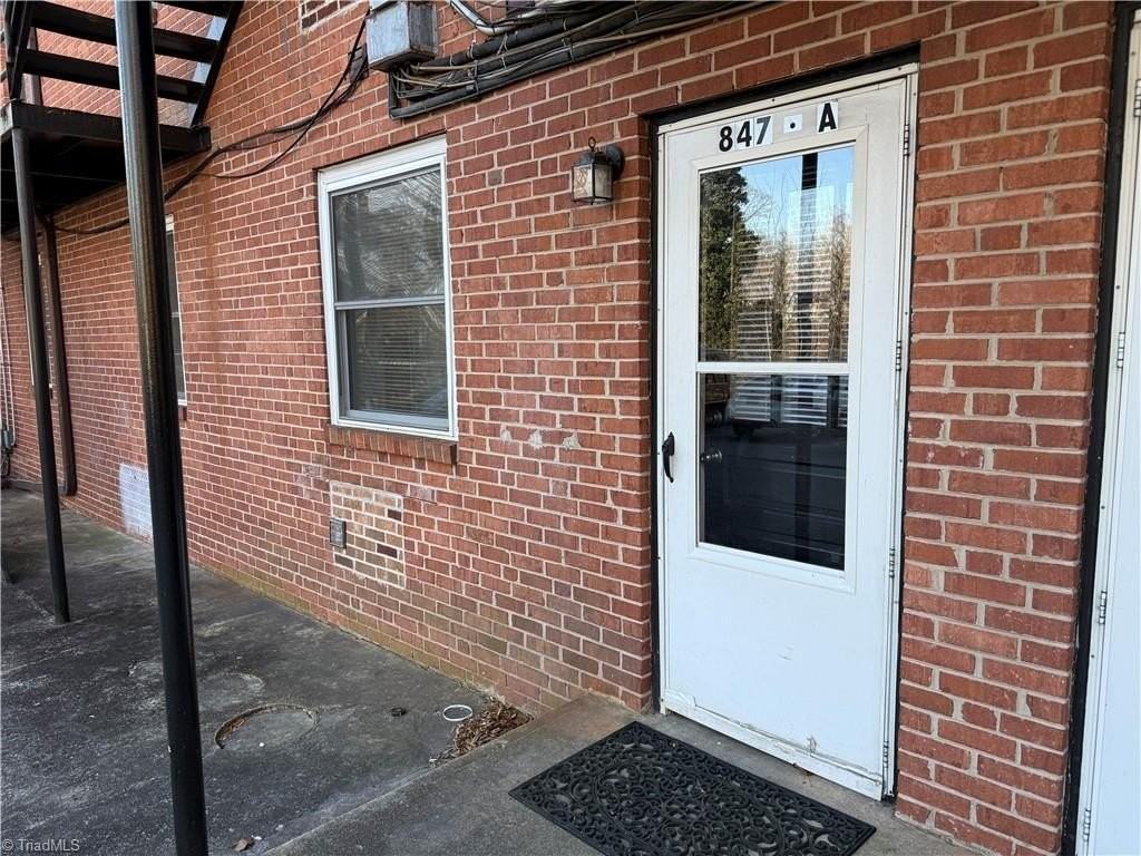 847 W 6th St #A - Photo 2 of 10