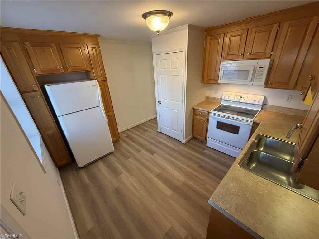 847 W 6th St #A - Photo 3 of 10