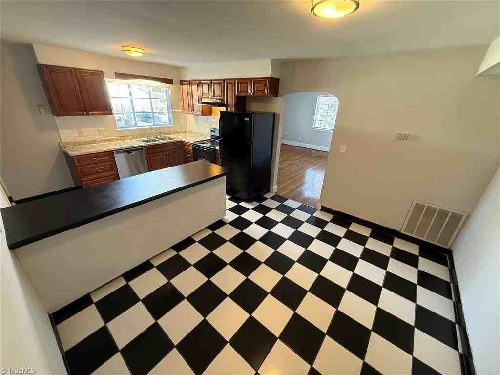 711 W 1st St #B - Photo 5 of 11