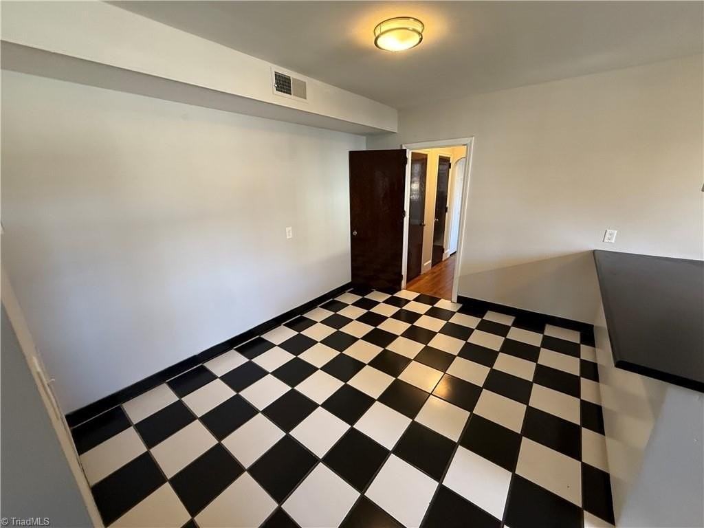 711 W 1st St #B - Photo 6 of 11