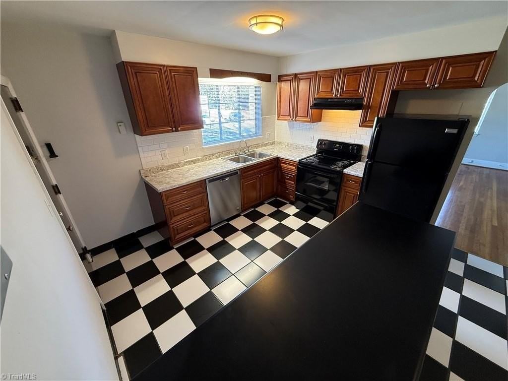 711 W 1st St #B - Photo 7 of 11