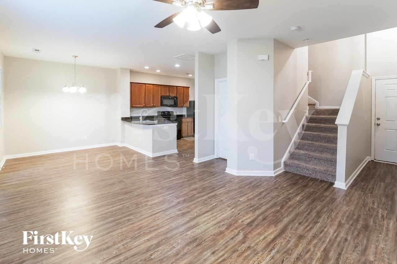 283 Cameron St - Photo 4 of 15