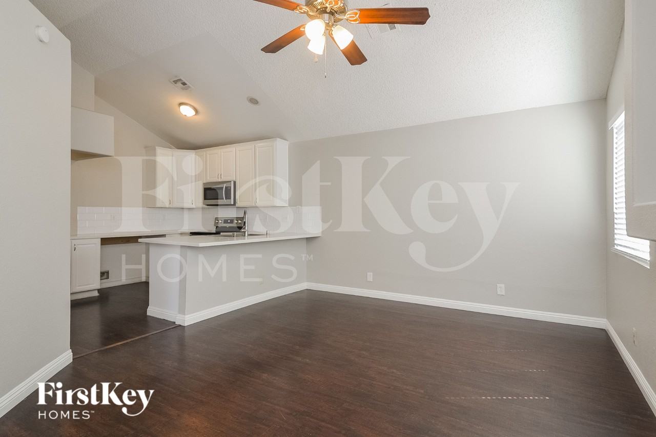 267 Spring Hills Ln - Photo 6 of 16