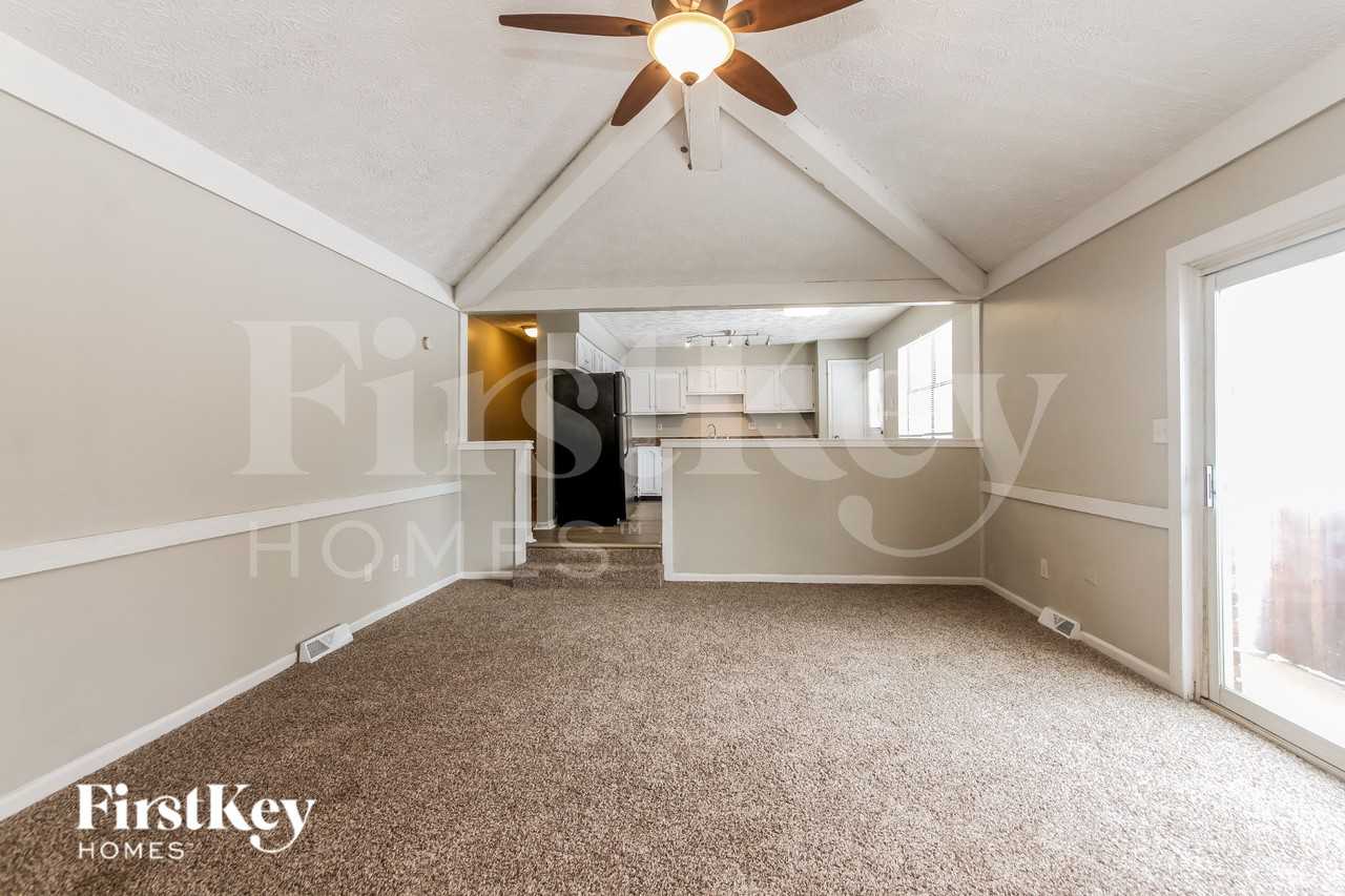 241 Summit Ridge Dr - Photo 4 of 15