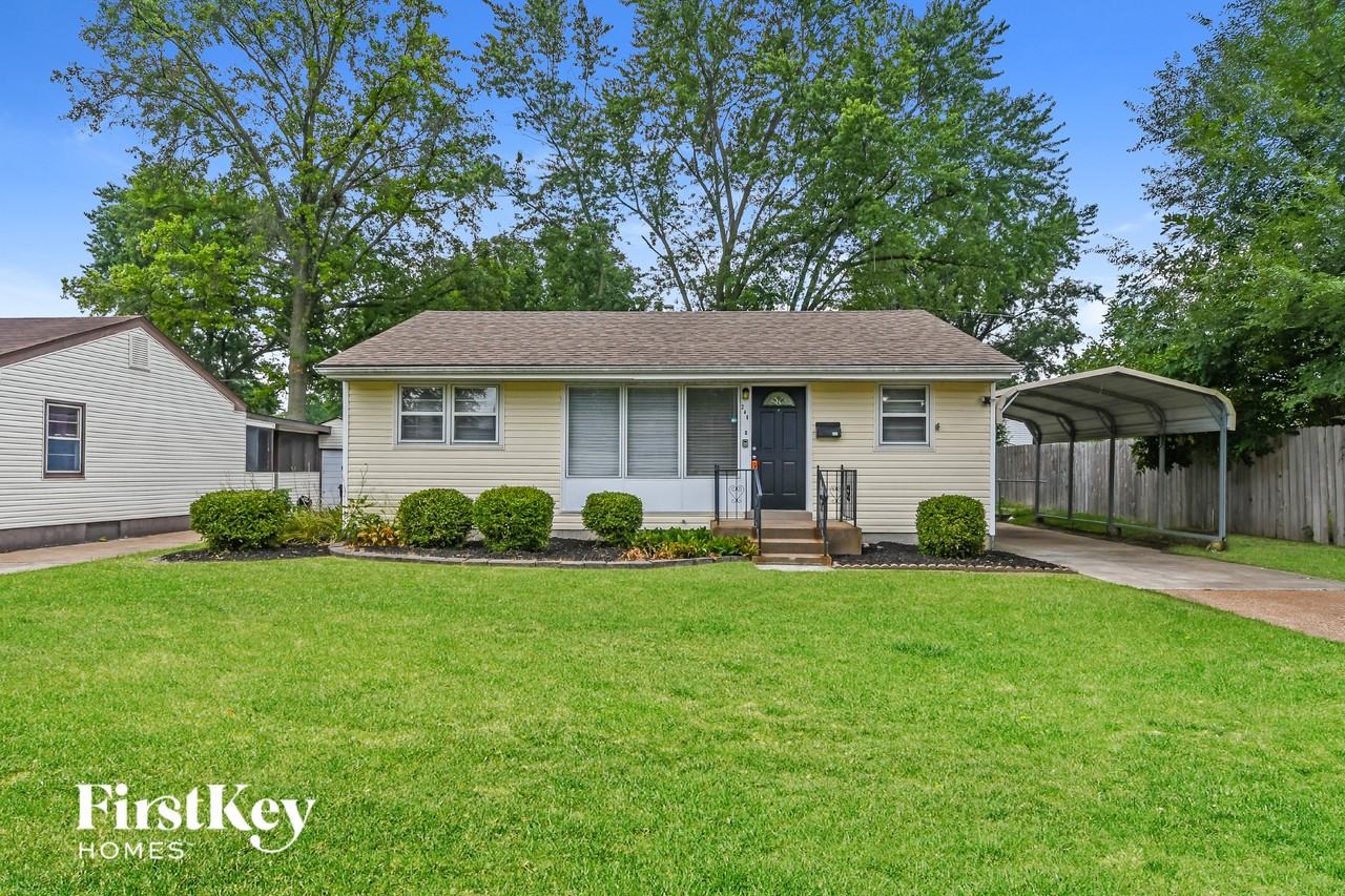 240 Maple Dr - Photo 2 of 15