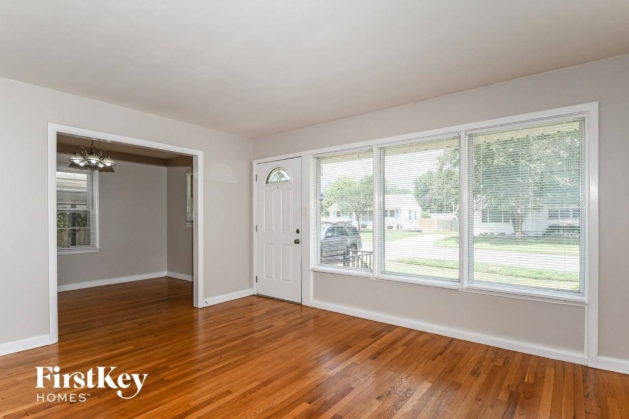 240 Maple Dr - Photo 3 of 15