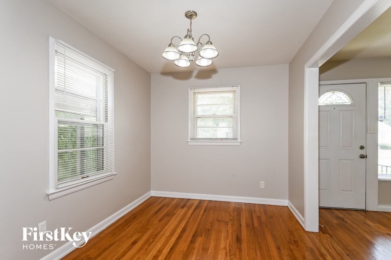 240 Maple Dr - Photo 4 of 15