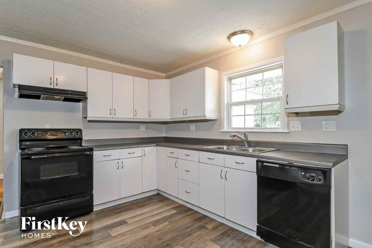 240 Maple Dr - Photo 5 of 15