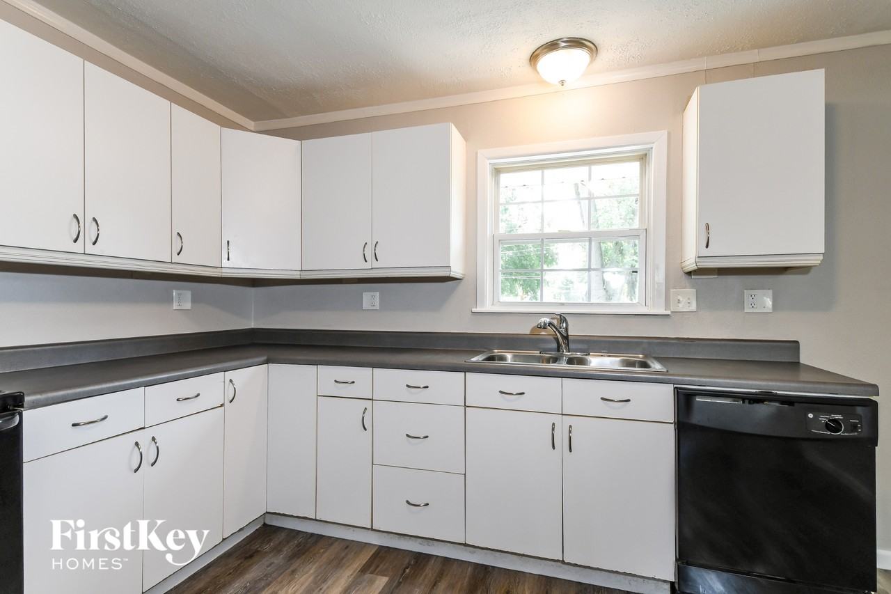 240 Maple Dr - Photo 6 of 15