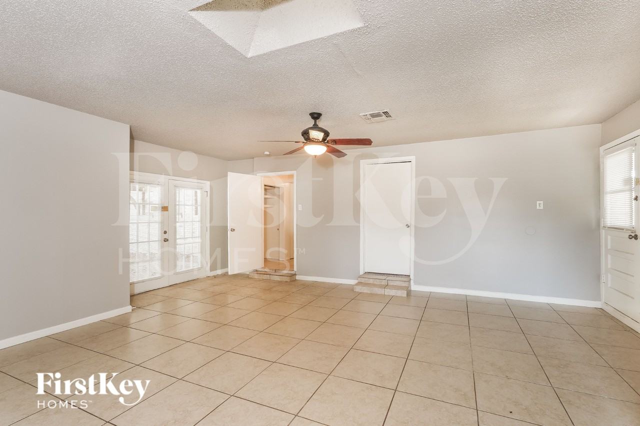 2202 Fairfax Dr - Photo 3 of 16