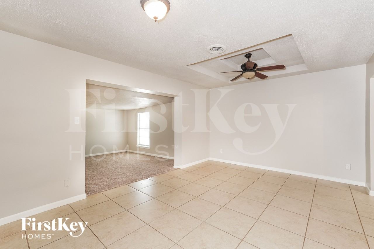 2202 Fairfax Dr - Photo 5 of 16