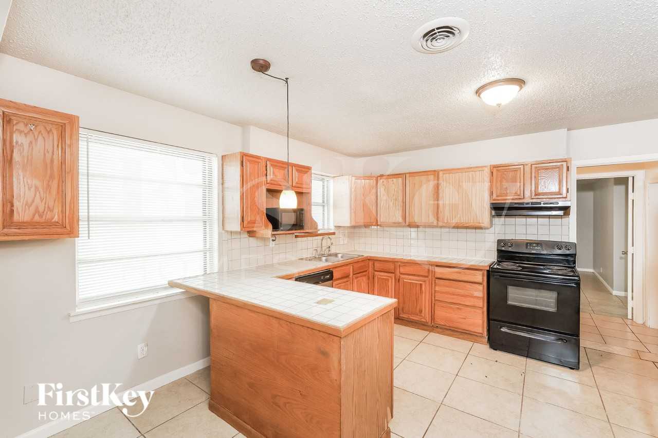 2202 Fairfax Dr - Photo 7 of 16