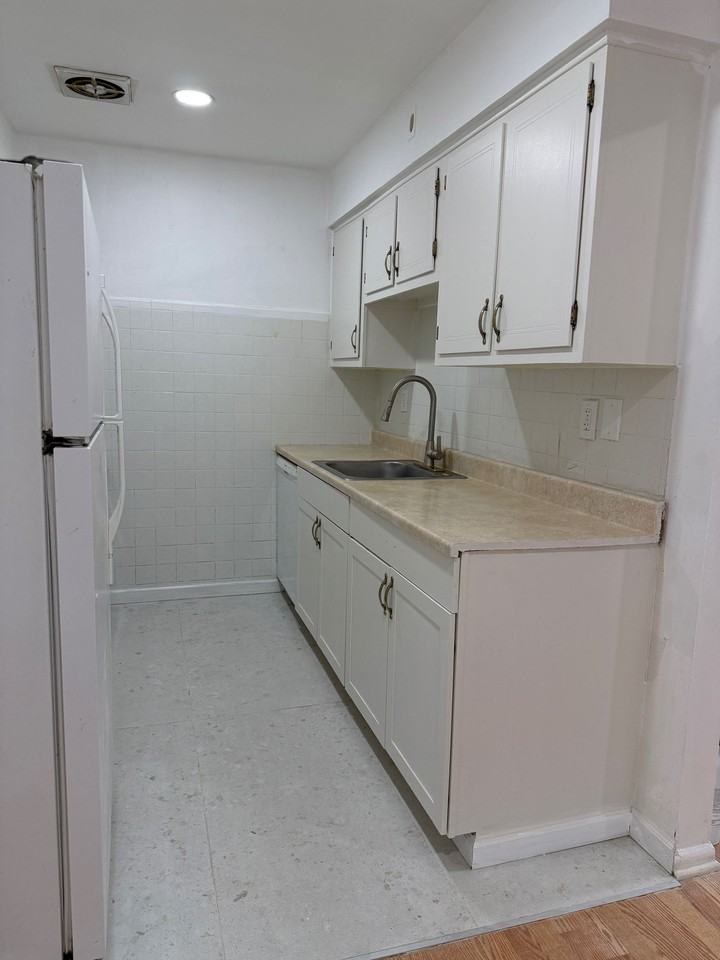 202 12th St #10 - Photo 7 of 8