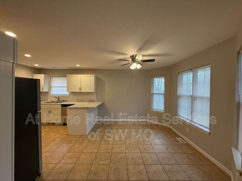 923 W Turnberry Blvd - Photo 3 of 16