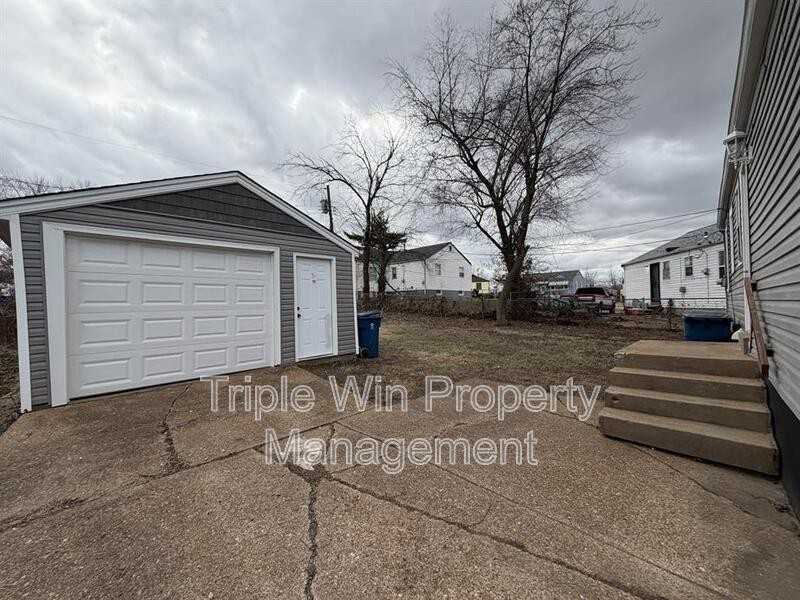 8138 Blanchard Dr - Photo 4 of 31