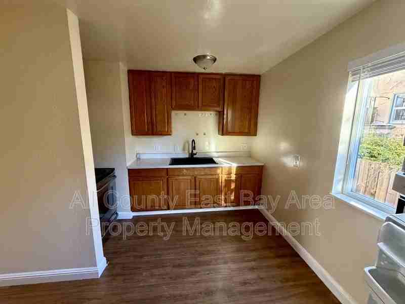 1411 Parker St #1 - Photo 3 of 11